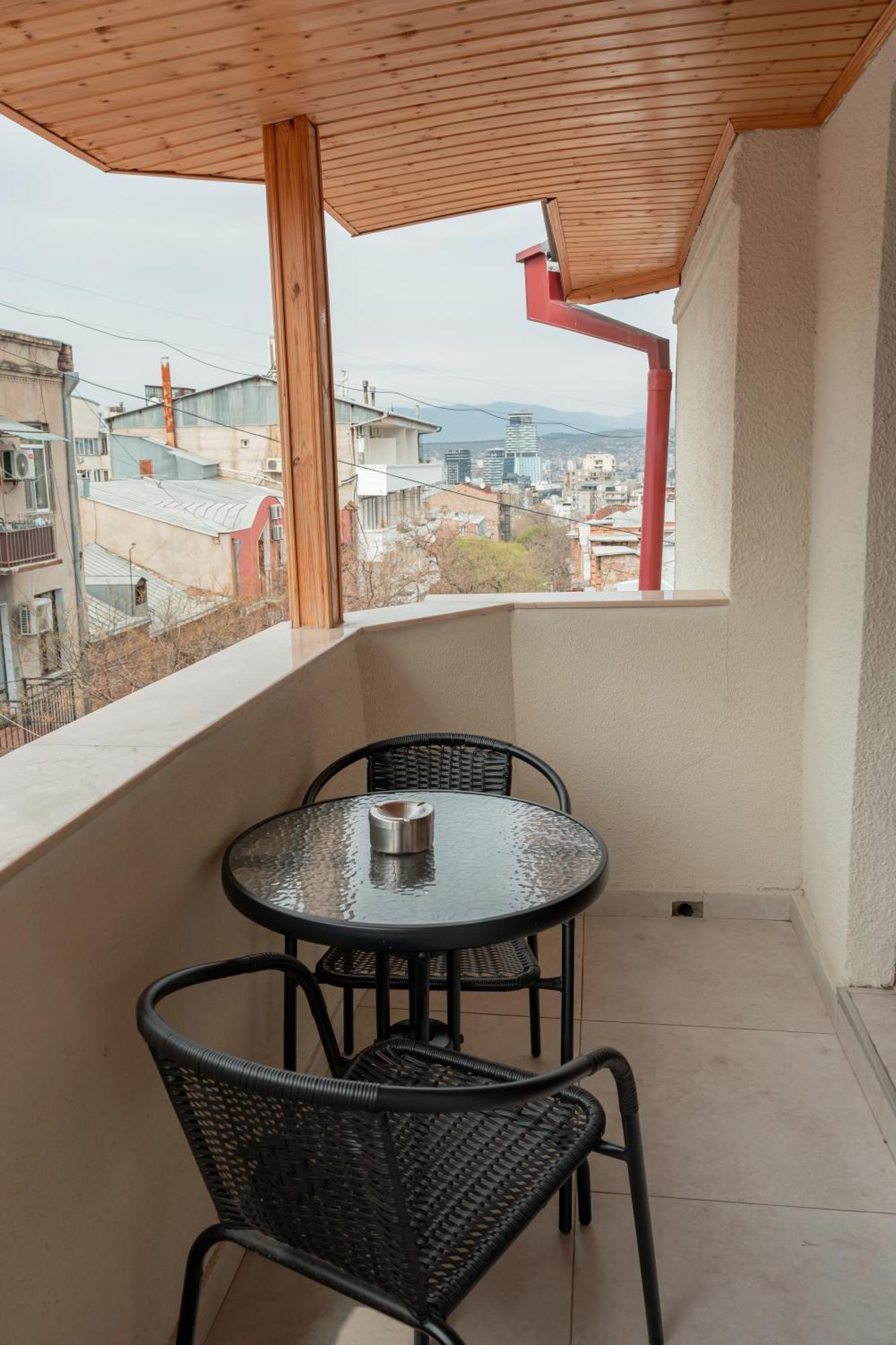 Hotel Well Inn Tiflis Exterior foto